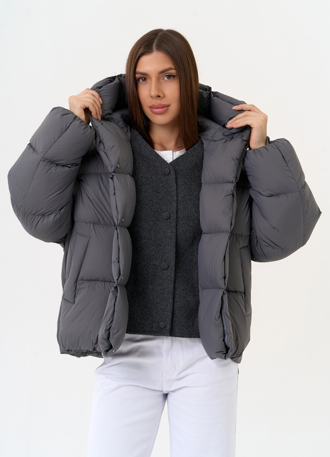 Короткий пуховик с трикотажной манишкой модель № 31539 меха малина