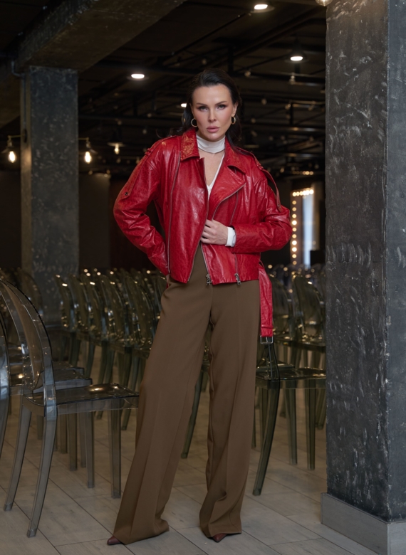 Красная куртка из натуральной кожи