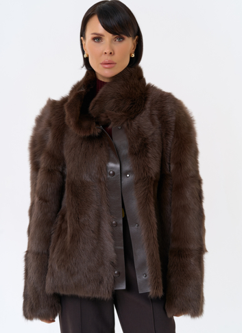 Женская короткая дубленка с воротником стойкой