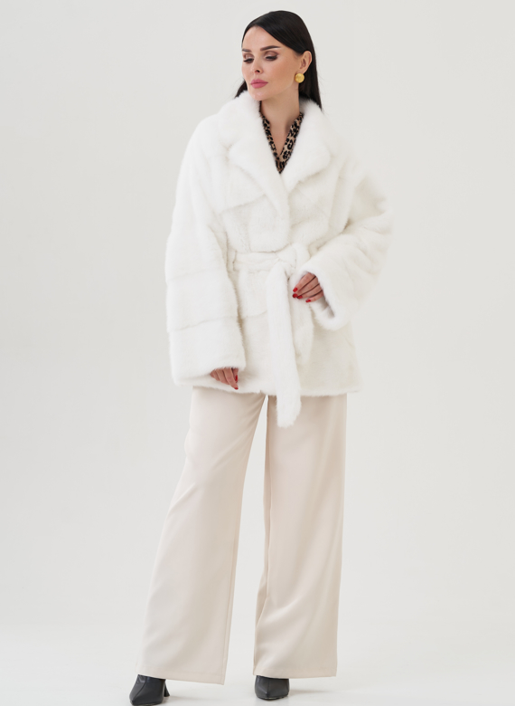 Шуба из меха норки белого цвета