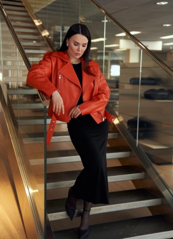 Кожаная куртка "косуха" оранжевого цвета фото