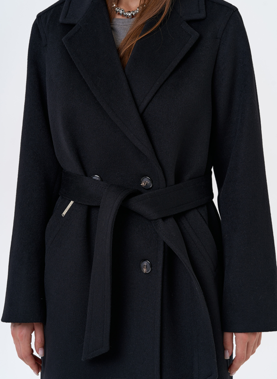 Женское пальто с английским воротником