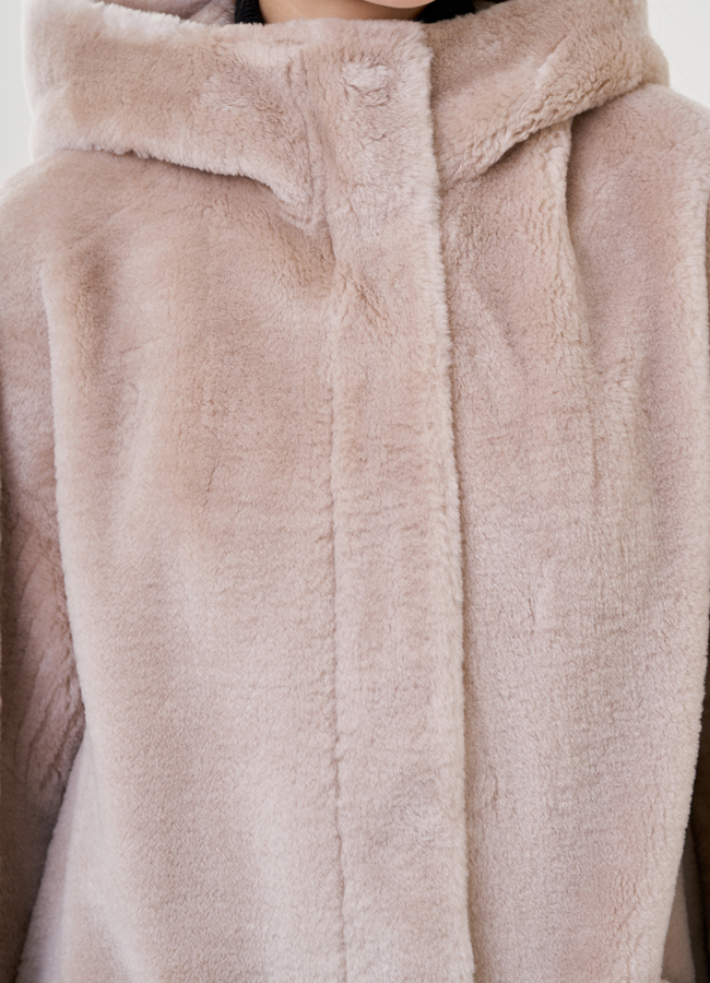 Длинное пальто из эко меха модель № 23579 в рассрочку