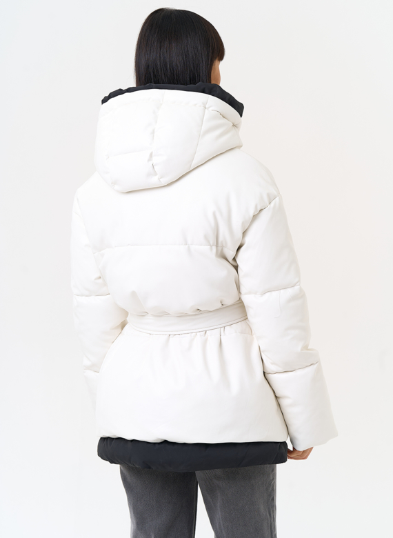 Белый пуховик из эко кожи с поясом