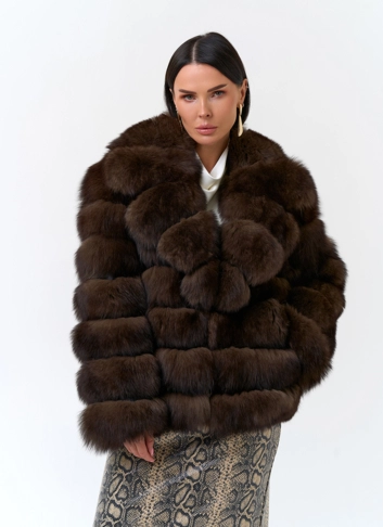 Короткая шуба из меха песца с английским воротником
