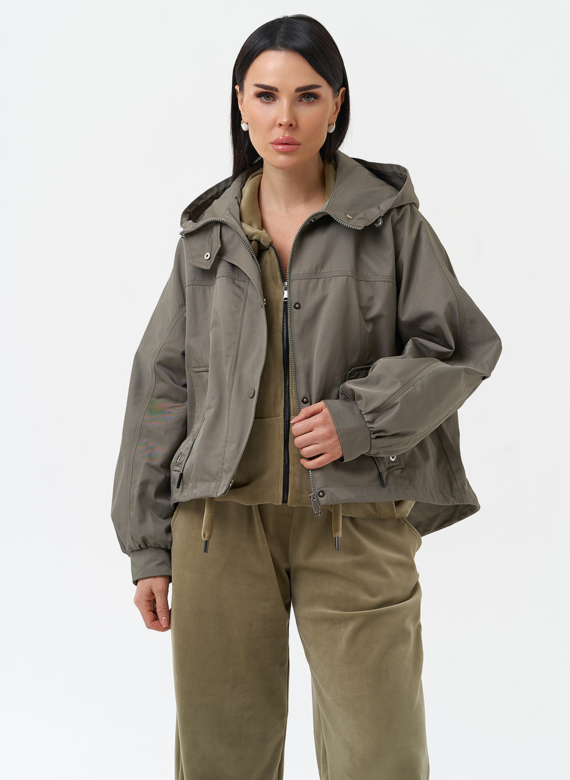 Короткая женская ветровка с капюшоном