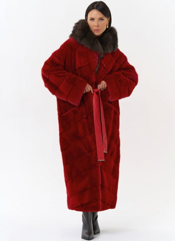 Красная норковая шуба с капюшоном из меха куницы