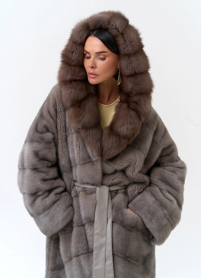 Длинная шуба из меха норки с капюшоном из меха куницы модель № 29252 универмаг малина фото