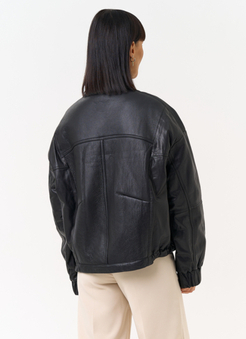 Женский пуховик из натуральной кожи черного цвета