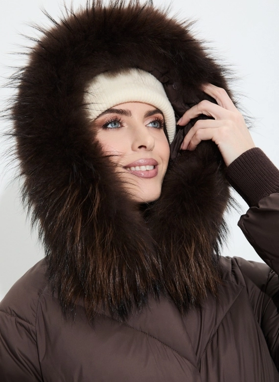 Женский пуховик с мехом енота на капюшоне фото