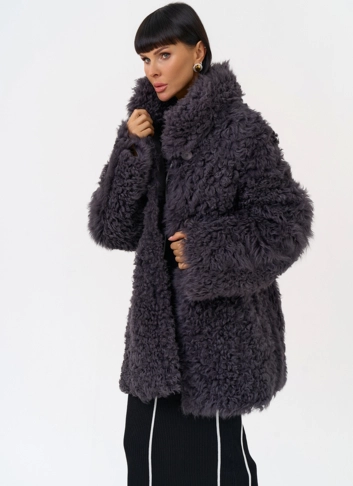 Женская двухсторонняя дубленка с декоративным поясом фото