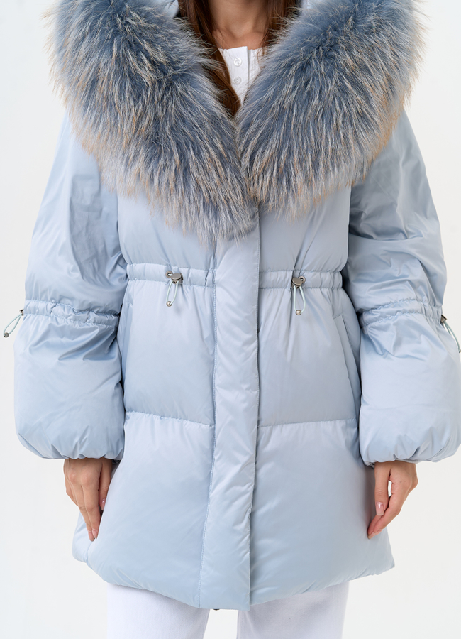 Женский пуховик голубого цвета с капюшоном из меха лисы модель № 31701 универмаг малина