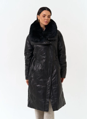 Женский кожаный пуховик с отделкой из меха лисы фото