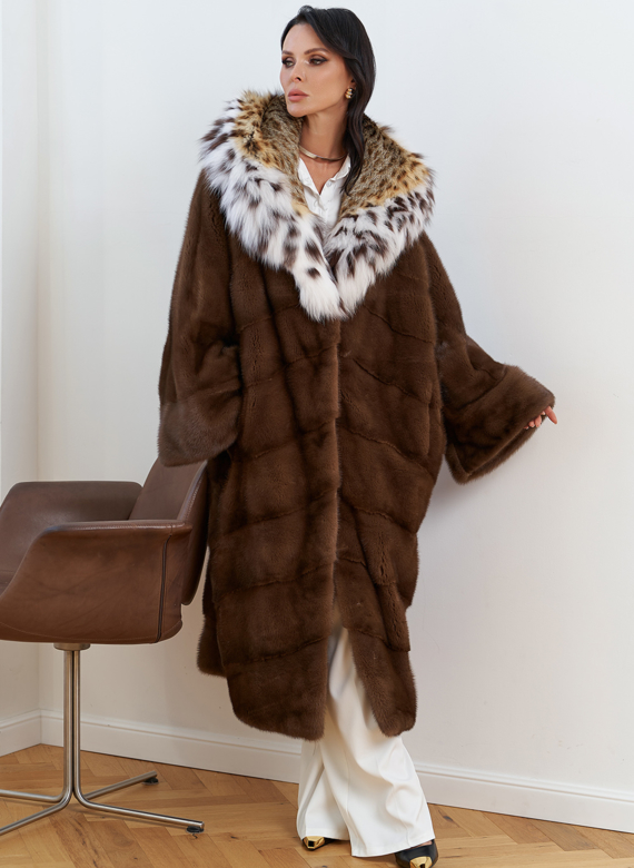 Женская шуба из меха норки с капюшоном из меха рыси