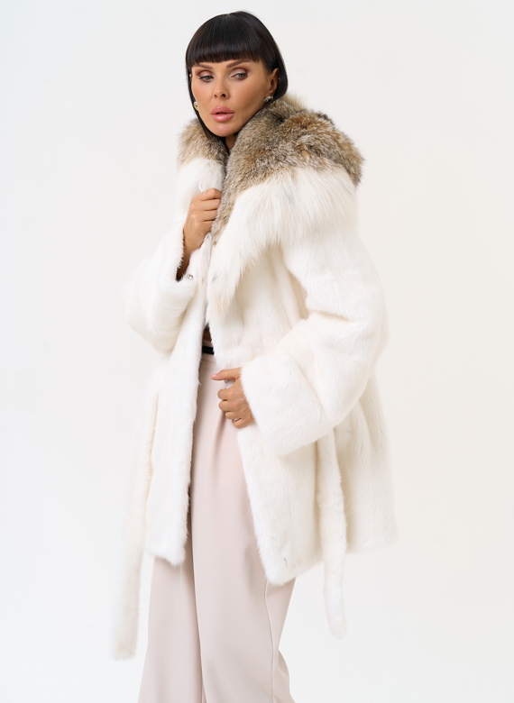 Женская шуба из меха норки с капюшоном из меха рыси