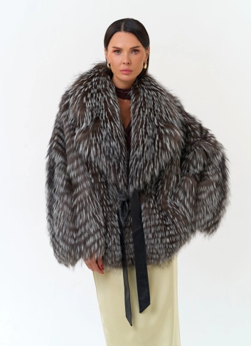 Женская шуба из меха чернобурой лисы фото
