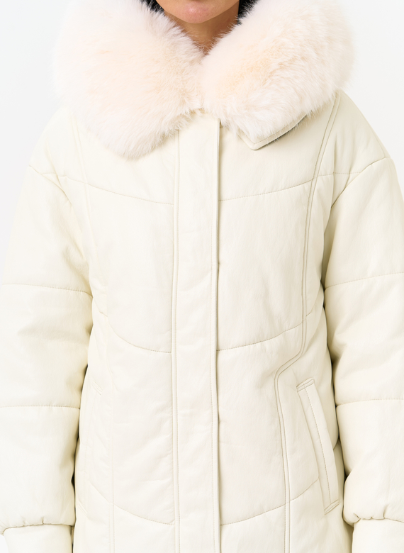 Женский пуховик из эко кожи со съемным эко мехом