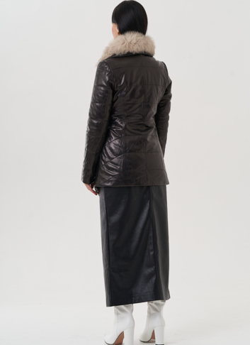 Кожаная куртка на пуговицах с английским воротником, отделка песец